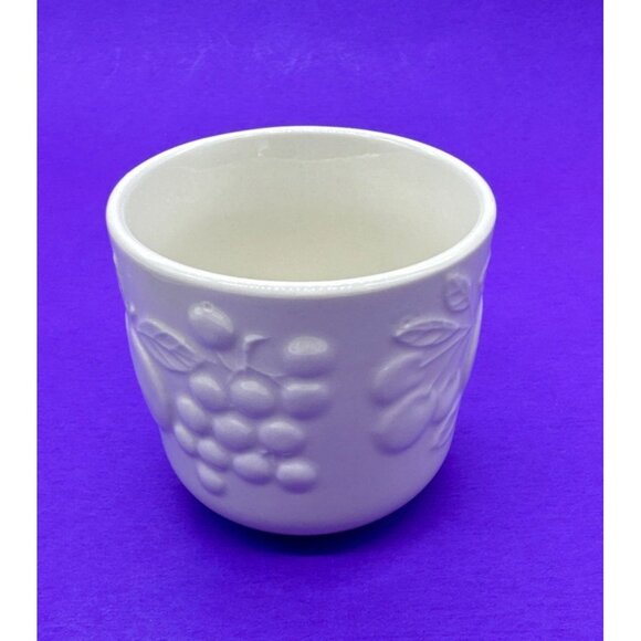 Set of 4 Gibson Designs White Embossed Raised Fruit Flat Coffee Cup & Saucer - Picture 6 of 10